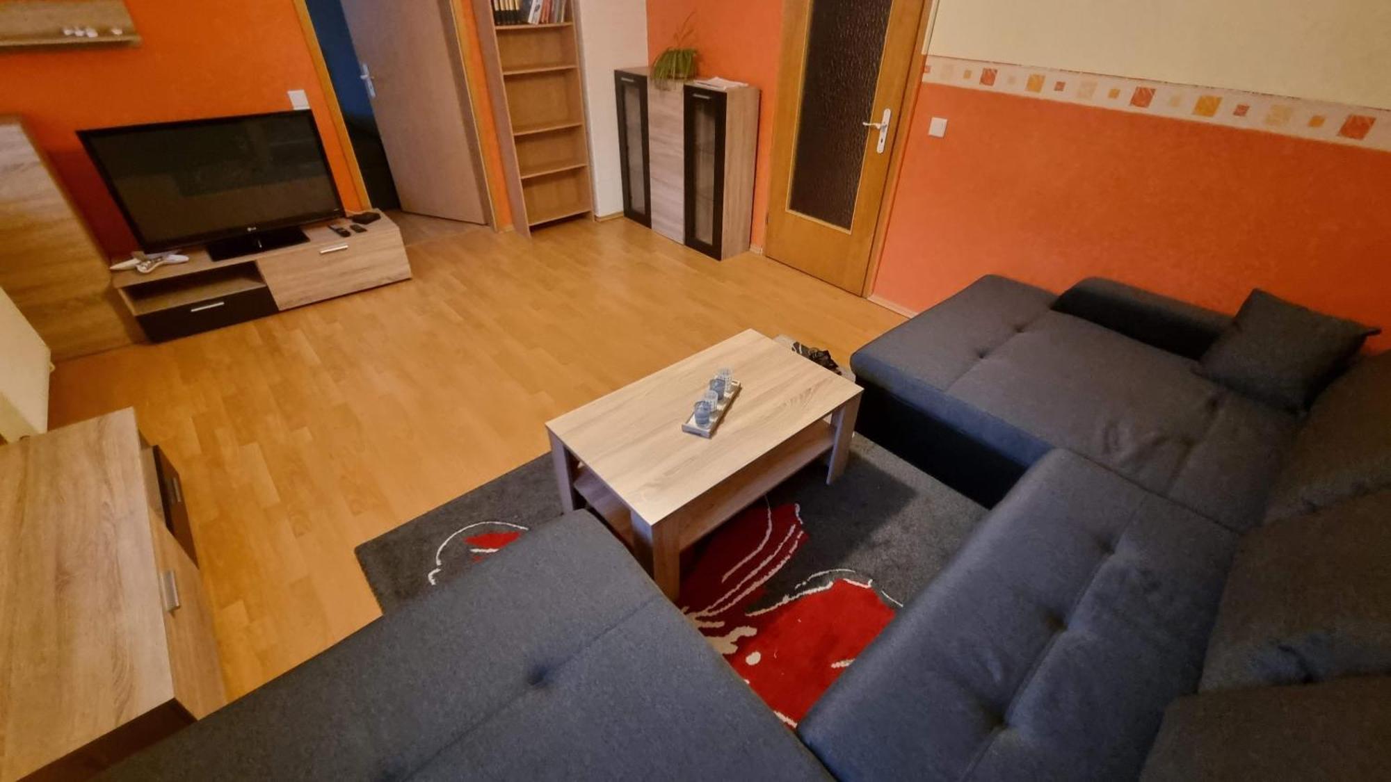 Und In Apartment *